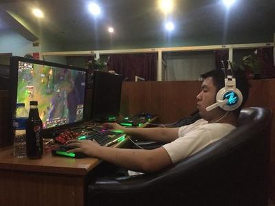 網(wǎng)吧青年到電競(jìng)新星 蘋(píng)果代工廠里的別樣天地